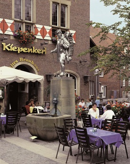 Kiepenkerl 1987. Installationsansicht Sommer 1987  © Jeff Koons