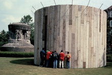 Installationsansicht 1997 © VG Bild-Kunst, Bonn. Foto: Roman Mensing / artdoc.de