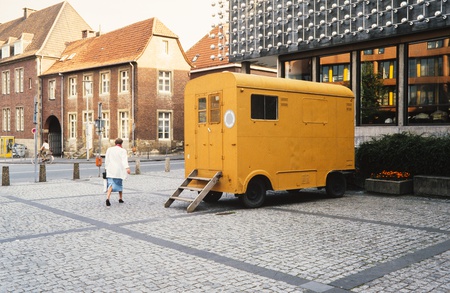 Installationsansicht 1987. Foto: LWL / Rudolf Wakonigg © Estate Robert Filliou